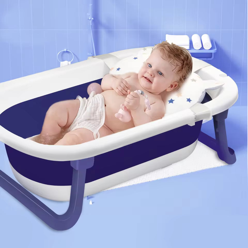 Bébé allongé baignoire bébé 