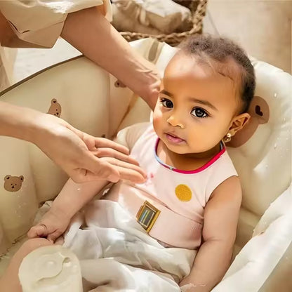 maman tient tête baignoire bebe gonflable 